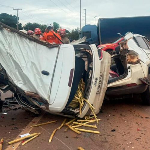 Gravíssimo acidente entre carro e caminhão deixa dois mortos em Sinop; BR-163 interditada