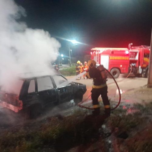 Corpo de Bombeiros combate incêndio em carro de passeio em avenida de Sinop