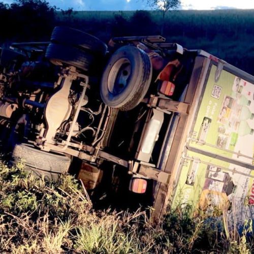Sorriso: caminhão tomba após colisão com picape na BR-163
