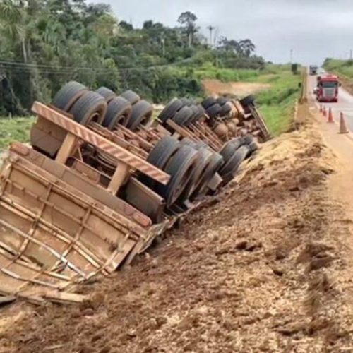 Carreta carregada com soja tomba na BR-163 em Sinop e motorista é socorrido