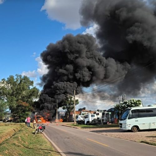Incêndio destrói ônibus de frigorífico em cidade de Mato Grosso