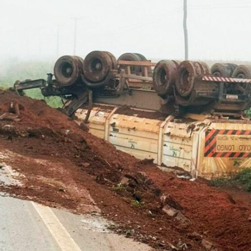 Vagão de carreta tomba na BR-163 em Sorriso