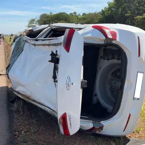 Condutora perde controle e carro capota na BR-163 em Sorriso