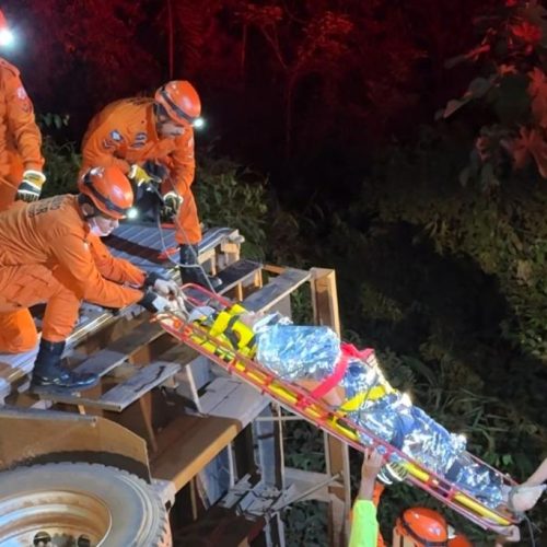 Corpo de Bombeiros socorre vítima após caminhão cair em córrego