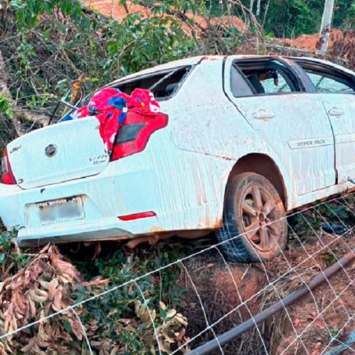 Mulher perde o controle do carro e capota enquanto levava os filhos à escola em Sorriso