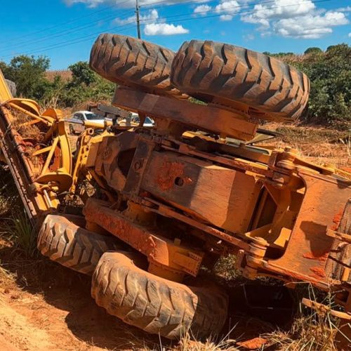 Sorriso: maquinário tomba na BR-163 e operador fica ferido