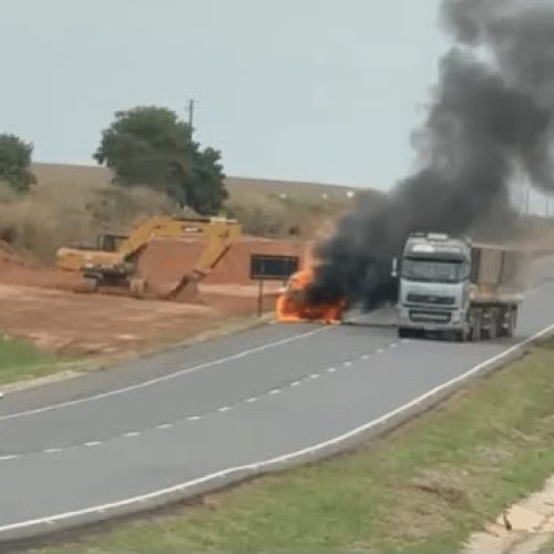 Caminhonete pega fogo na BR-163 em Sorriso; motorista e passageiro saem ilesos