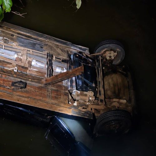 Carro cai em rio e homem e mulher morrem em Alta Floresta; criança socorrida