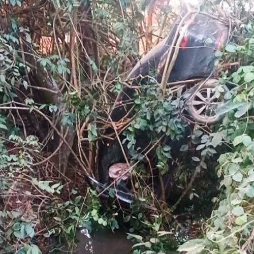 Carro capota e fica à beira de córrego na BR-163 no Nortão