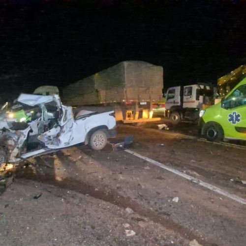 Homem morre em colisão entre picape e carreta no viaduto central de Sinop