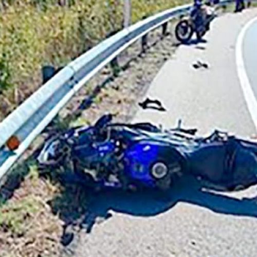 Moto desgovernada colide com guard-rail, condutor é arremessado fora da pista e morre em MT