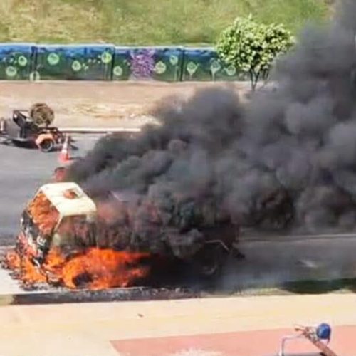 Caminhão basculante pega fogo em uma das principais avenidas de Cuiabá