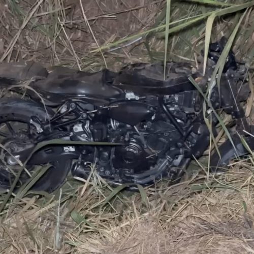 Moto de alta cilindrada cai em valeta às margens da BR-163; condutor tem suspeita de fratura