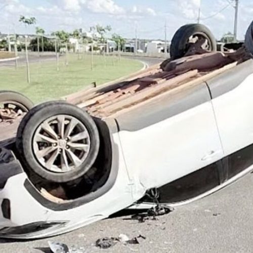 Carro capota após forte colisão com outro em avenida de Sinop