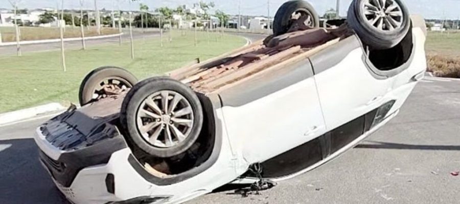 Carro capota após forte colisão com outro em avenida de Sinop