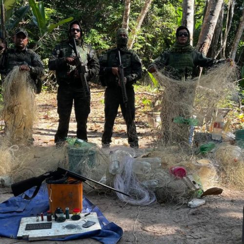 Polícia Ambiental apreende arma e dezenas de redes de pesca ilegal em rio no Nortão