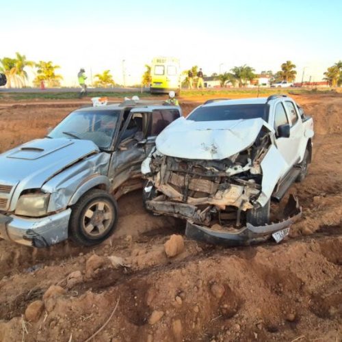 Colisão entre caminhonetes deixa motorista em estado grave na BR-163 em Sinop
