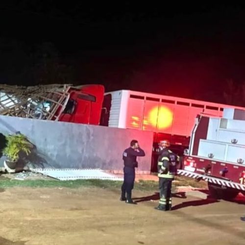Carreta invade residência e deixa mulher presa sob escombros em Mato Grosso
