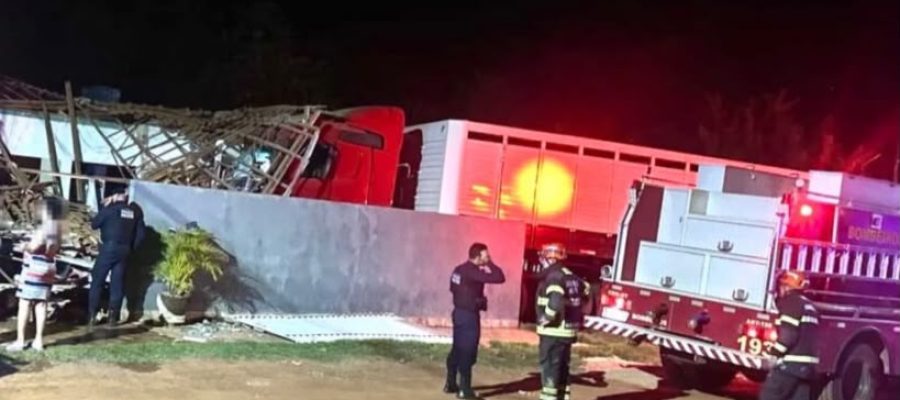 Carreta invade residência e deixa mulher presa sob escombros em Mato Grosso