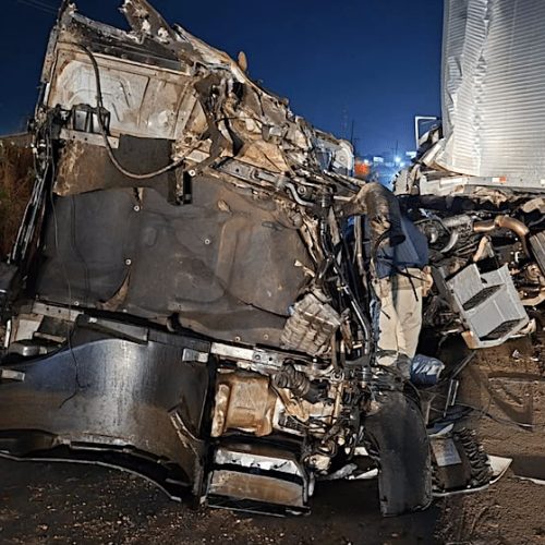 Duas carretas batem violentamente na BR-163 em Sinop; dois feridos