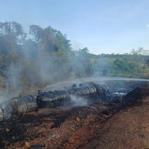 Carreta carregada com óleo diesel tomba e pega fogo na BR-163 em Guarantã