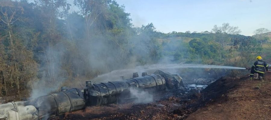 Carreta carregada com óleo diesel tomba e pega fogo na BR-163 em Guarantã