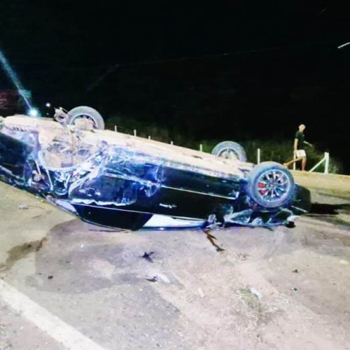 Carro capota em via lateral da BR-163 em Sinop