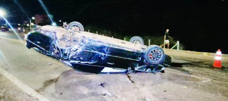 Carro capota em via lateral da BR-163 em Sinop