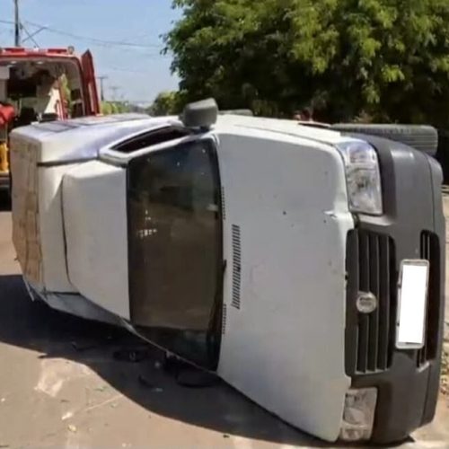 Furgão tomba após colidir com picape em bairro de Sinop