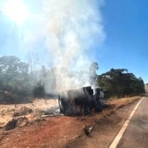 Caminhão tomba e pega fogo às margens de rodovia no Nortão