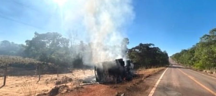 Caminhão tomba e pega fogo às margens de rodovia no Nortão