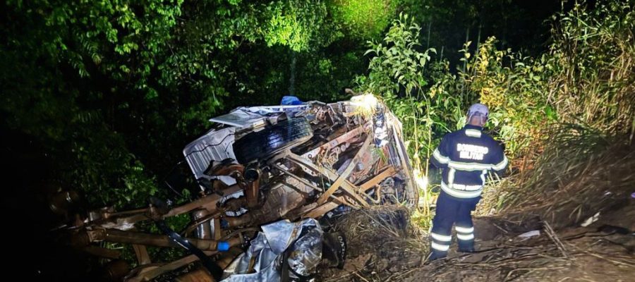 Caminhão carregado com soja tomba após colisão em Lucas do Rio Verde