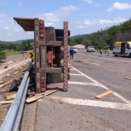 Dois homens morrem após carreta tombar na BR-163 em Guarantã; sepultamentos em Sorriso