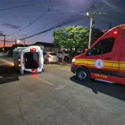 Veículo tomba após colidir com outro estacionado em Sinop