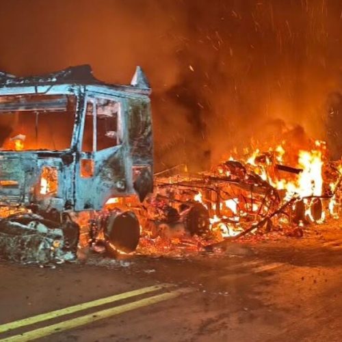 Caminhão é destruído por incêndio em rodovia no Nortão