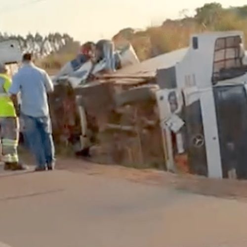 Caminhão tomba na BR-163 em Sorriso; motorista é socorrido