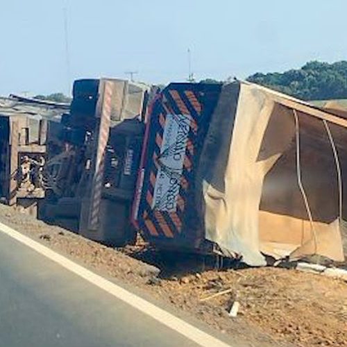 Carreta tomba após saída de pista na BR-163 em Nova Mutum