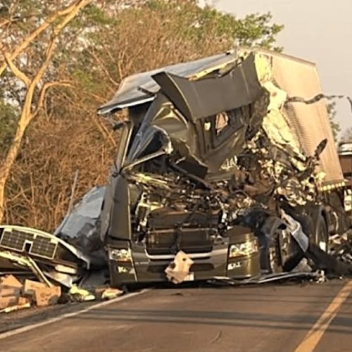 Acidente entre carretas em serra de Mato Grosso deixa um morto