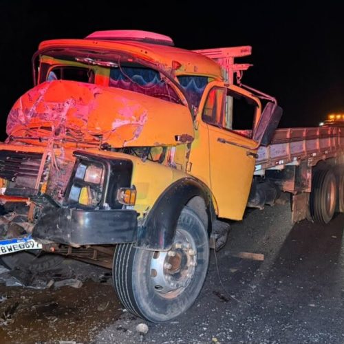Sinop: condutor sofre fraturas após colisão de carreta e caminhão na BR-163
