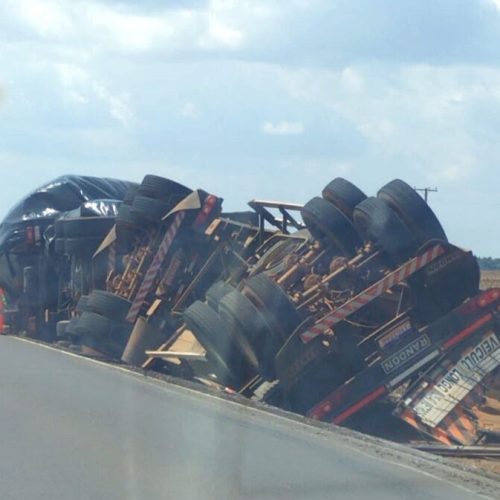 Carreta carregada com sementes de soja tomba na BR-163 em Lucas do Rio Verde