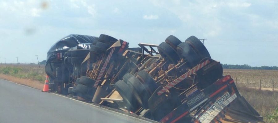 Carreta carregada com sementes de soja tomba na BR-163 em Lucas do Rio Verde