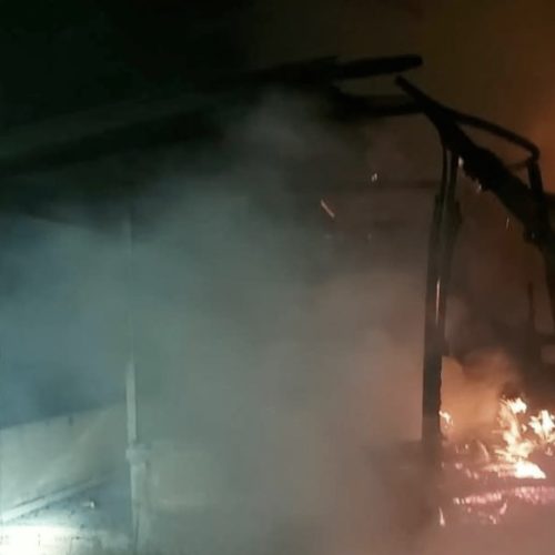 Casa de madeira fica destruída em incêndio no Mato Grosso