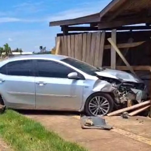 Sinop: carro atinge parede de empresa após colidir com furgão; um ferido