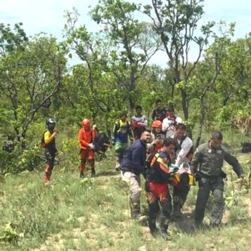Motociclista é resgatado de helicóptero após cair em trilha em Mato Grosso