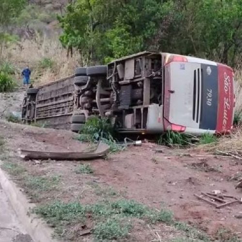 Ônibus que saiu de Sinop com destino a Natal tomba em rodovia de Mato Grosso; dois feridos