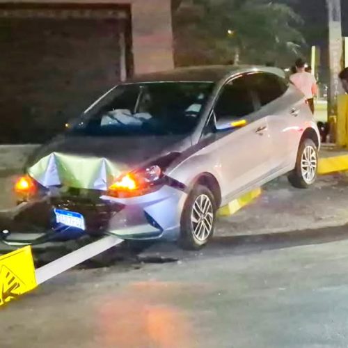 Sinop: carro desgovernado derruba balizador e placa em bairro