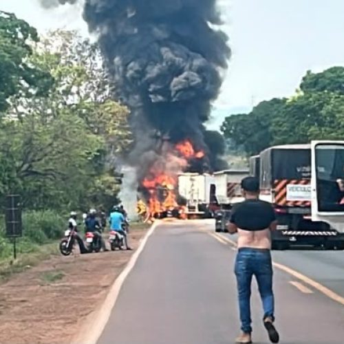 Veículos de carga pegam fogo após acidente e deixam BR-364 interditada em Mato Grosso; morte confirmada