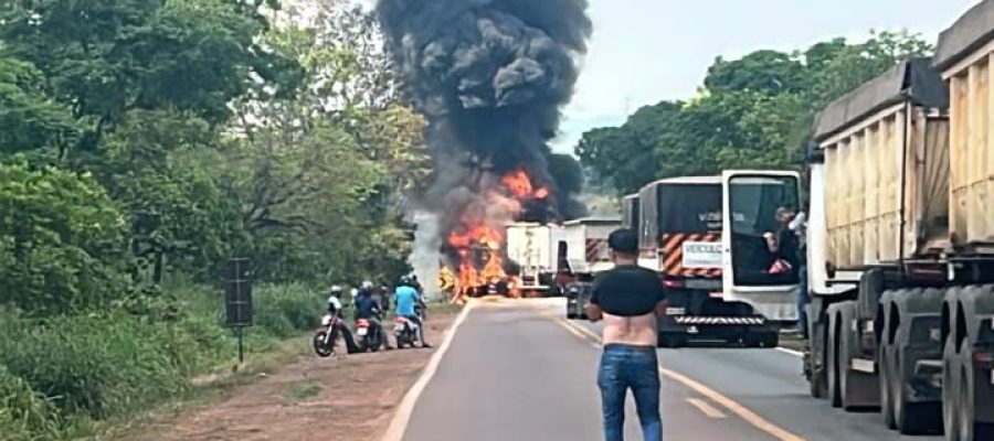 Veículos de carga pegam fogo após acidente e deixam BR-364 interditada em Mato Grosso; morte confirmada