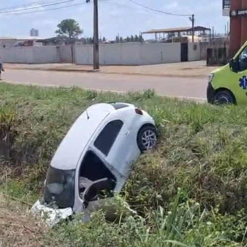 Carro cai em vala às margens da BR-163 em Sinop e condutor fica ferido