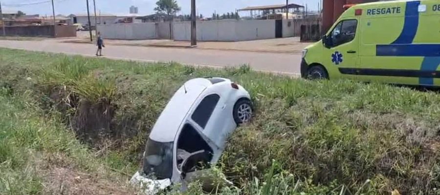 Carro cai em vala às margens da BR-163 em Sinop e condutor fica ferido